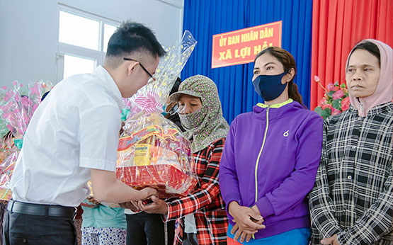 BRING GIFTS TO PEOPLE IN NINH THUAN
