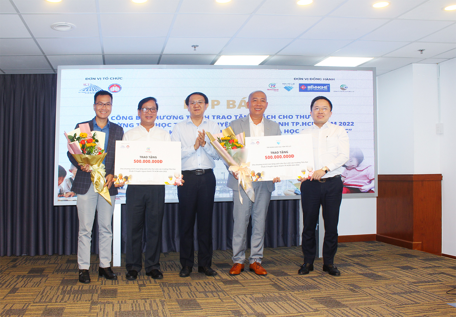 TRUNGNAM GROUP SPONSORED 500 MILLION FOR 50 ELEMENTARY SCHOOLS IN HO CHI MINH CITY