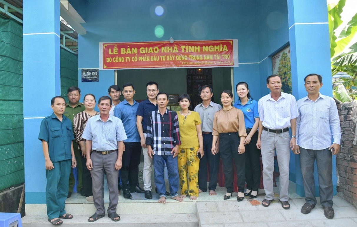 TRUNGNAM GROUP HANDED OVER CHARITY HOUSES IN BEN TRE