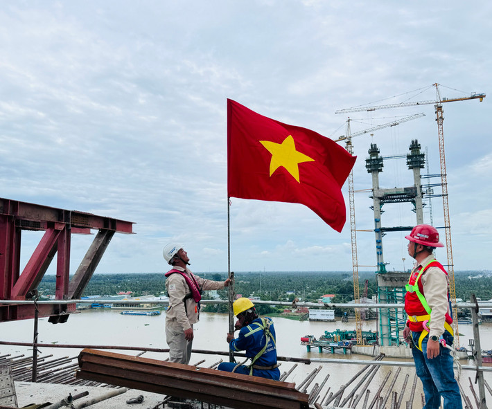 RACH MIEU 2 BRIDGE PROJECT UNDER CONSTRUCTION DURING SEPTEMBER 2ND HOLIDAY