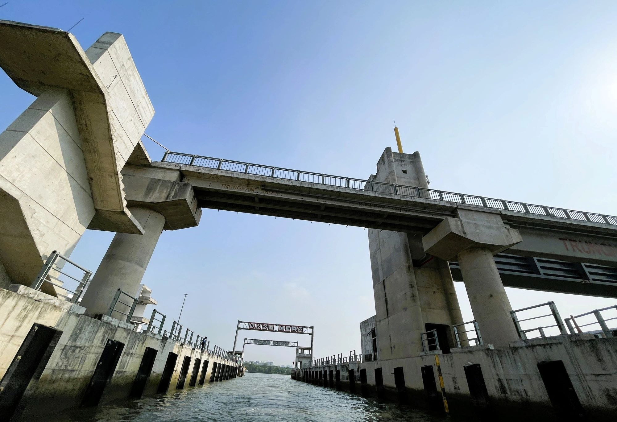 GOVERNMENT SEEKS OPINIONS FROM MINISTRIES ON 10,000 BILLION VND TIDE PREVENTION PROJECT