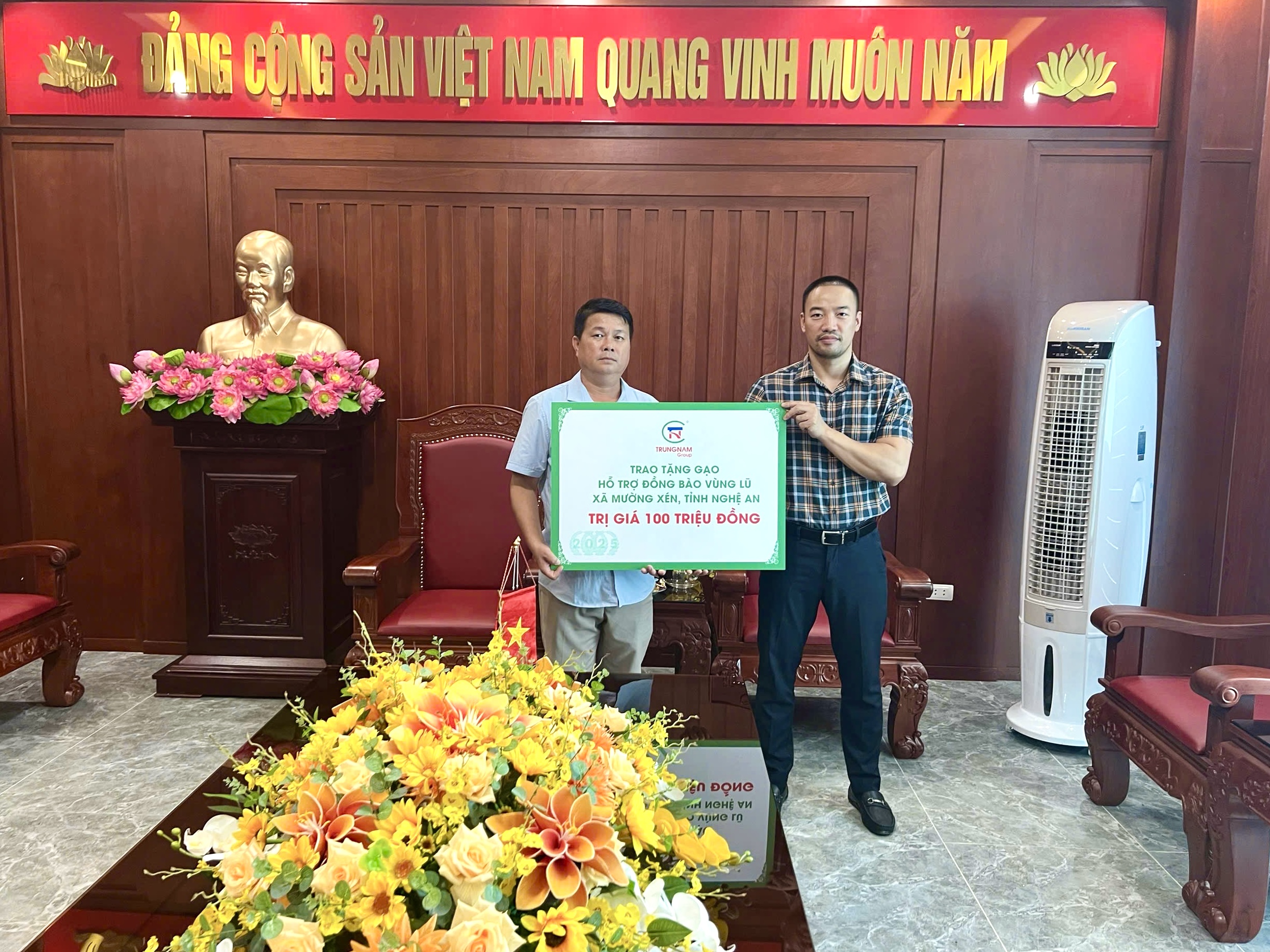 TIẾP SỨC ĐỒNG BÀO MIỀN NÚI NGHỆ AN SAU THIÊN TAI