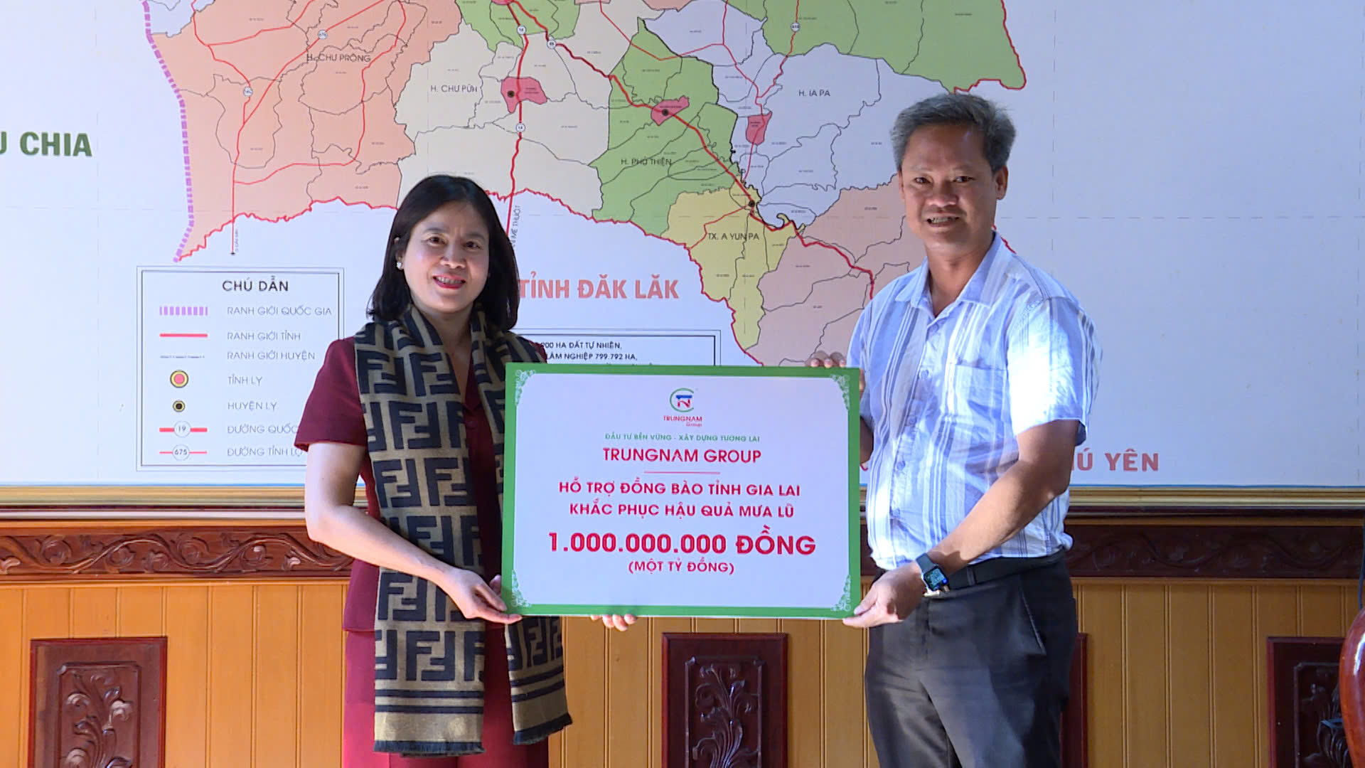 TRUNGNAM GROUP PROVIDES 5 BILLIONS VND TO 5 PROVINCES AND CITIES TO OVERCOME THE CONSEQUENCES OF STORMS AND FLOODS