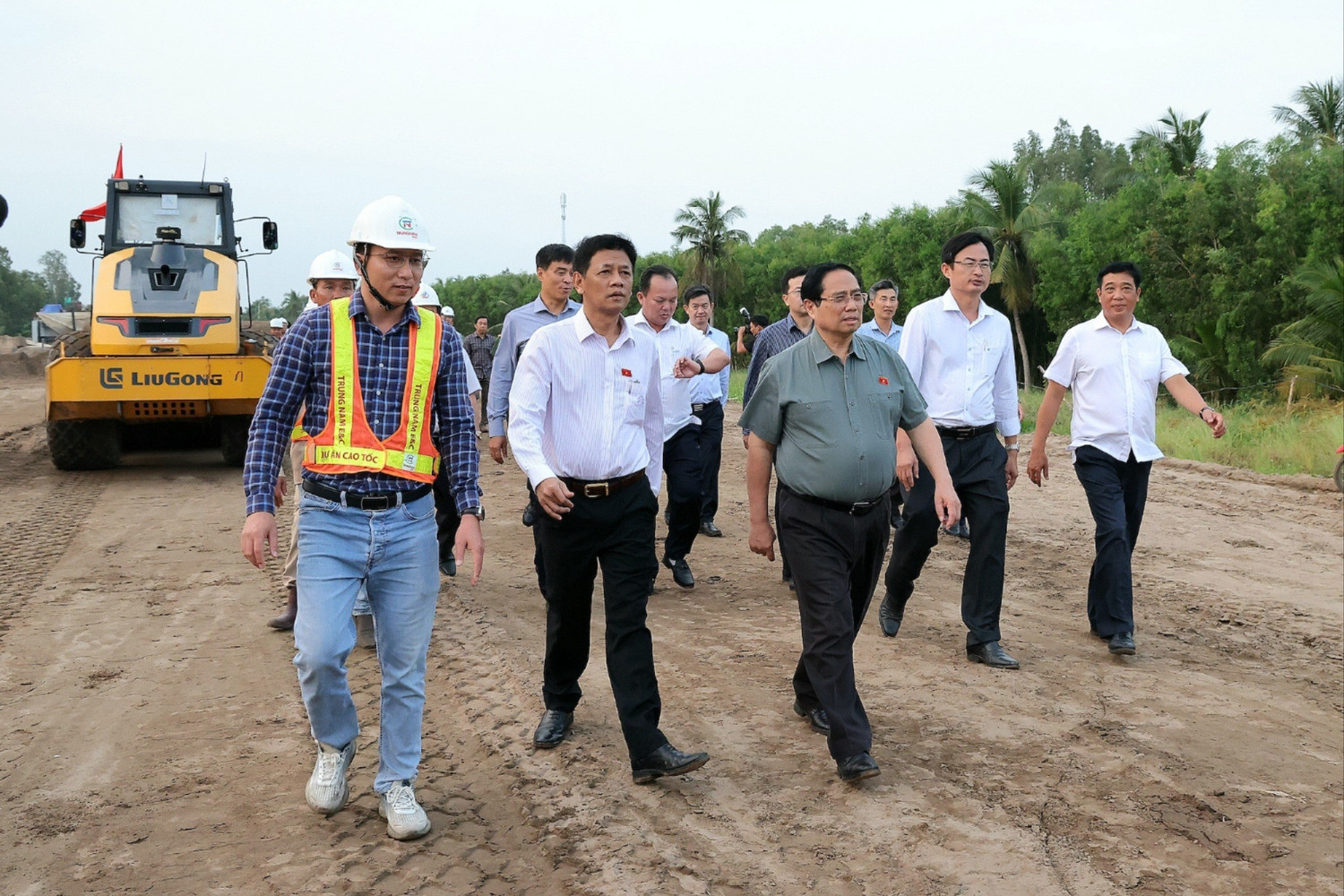 PRIME MINISTER SETS DEADLINE FOR OPENING CHAU DOC – CAN THO – SOC TRANG EXPRESSWAY