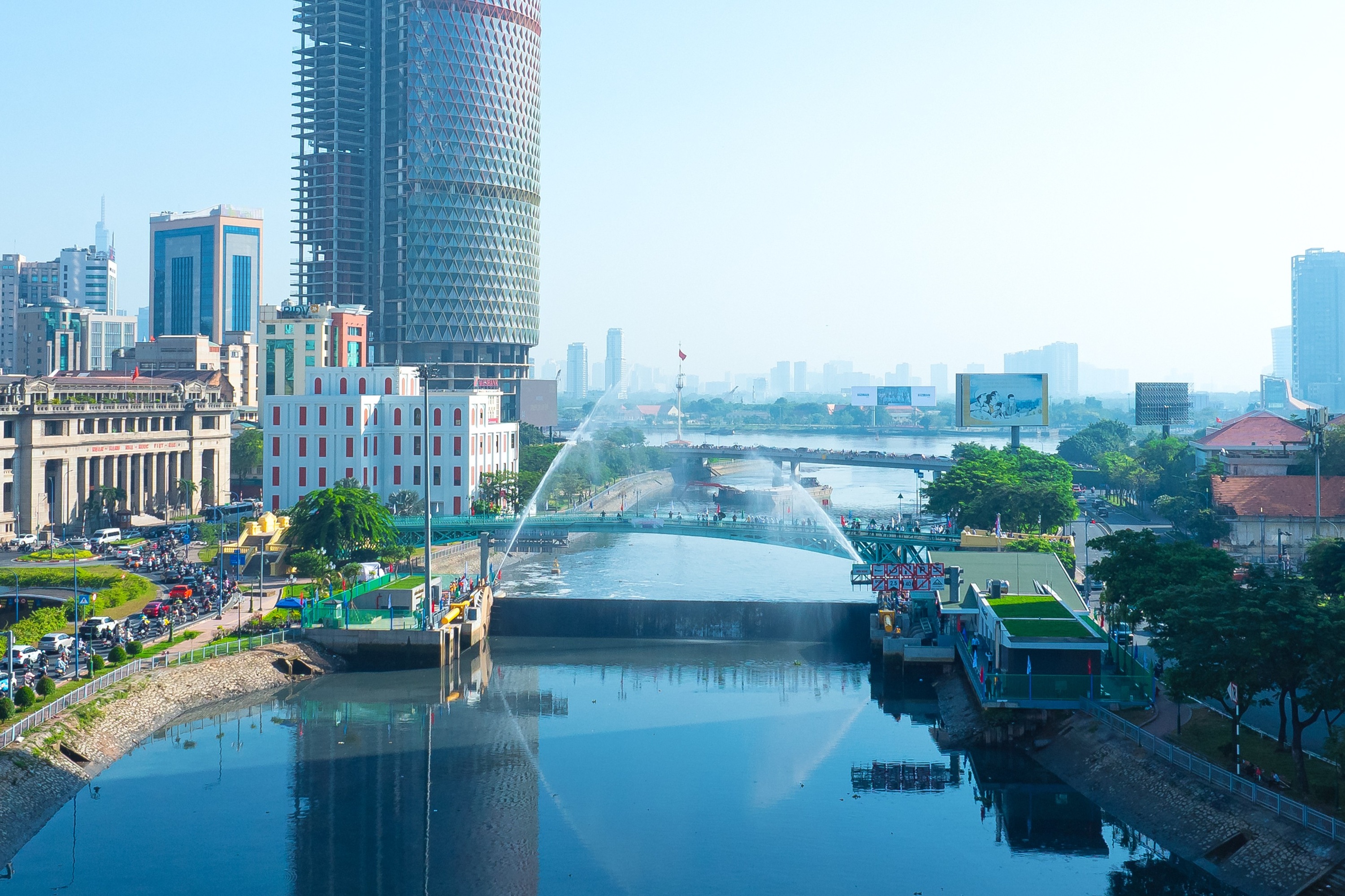 BÊN TRONG CỐNG NGĂN TRIỀU CỦA DỰ ÁN 10.000 TỶ Ở TP.HCM