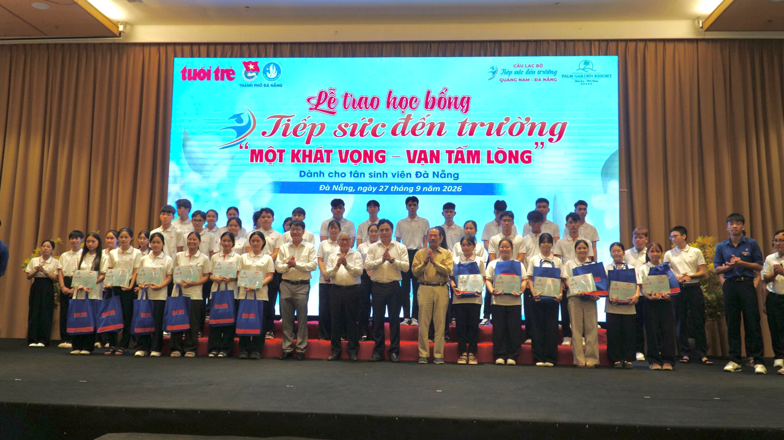 CÒN SINH VIÊN NGHÈO HIẾU HỌC, CÒN TIẾP SỨC ĐẾN TRƯỜNG