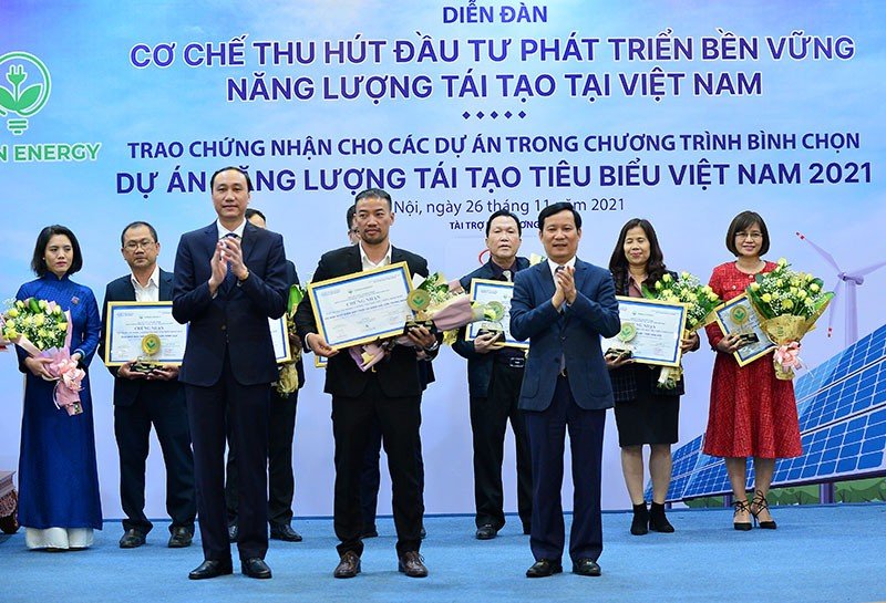 Ông Nguyễn Thế Hùng - Đại diện Trungnam Group nhận chứng nhận TOP 10 Dự án Năng lượng tái tạo Tiêu biểu Việt Nam 2021